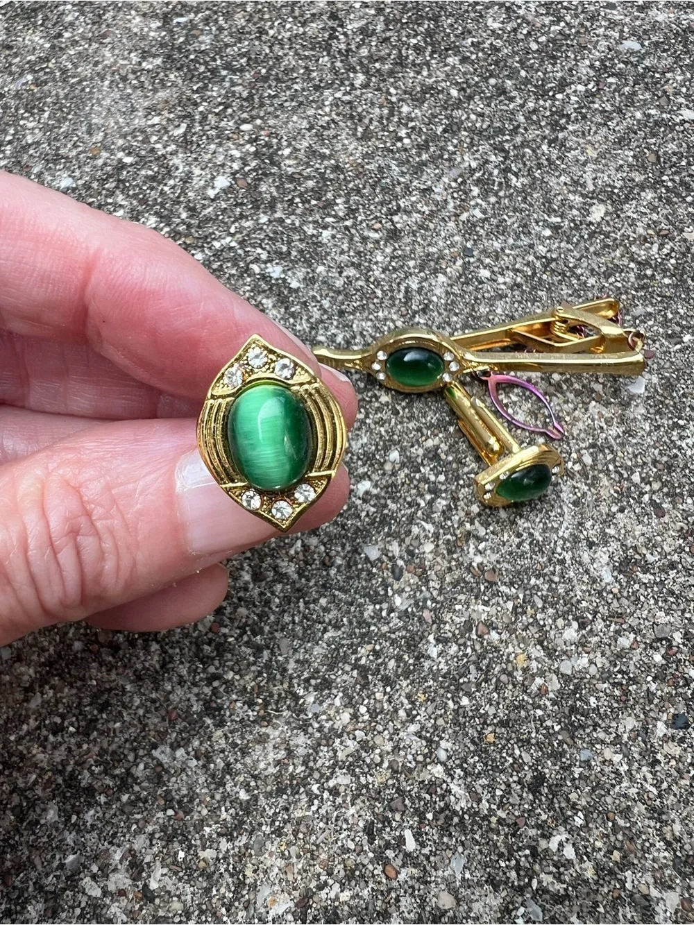 👗Gold Tie Clip and Cufflink Set with Green Cabochon Accents